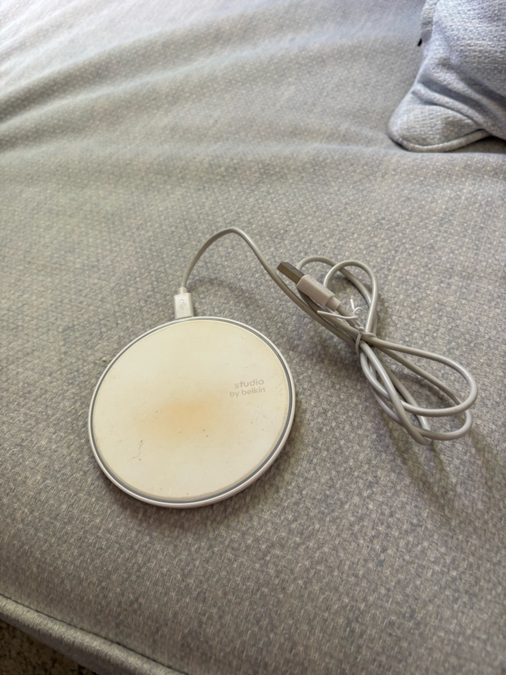 Belkin White Circular Wireless Charging Pad with USB Cable